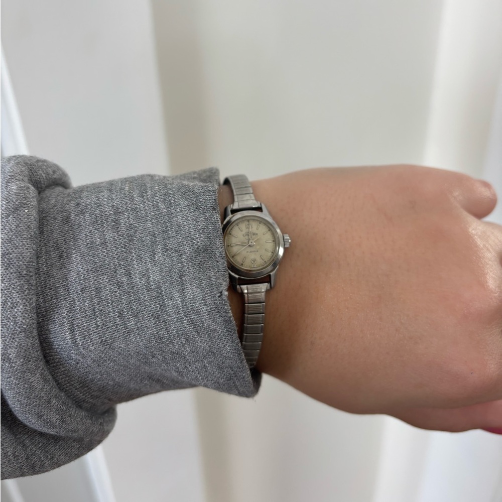 Vintage dainty ladies mechanical 17 jewels watch